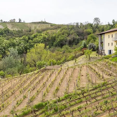 With A Spectacular View, 10 Km Away From Canelli *