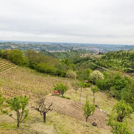 With A Spectacular View, 10 Km Away From Canelli *