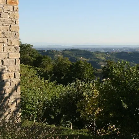 With A Spectacular View, 10 Km Away From Canelli Tatil Evi