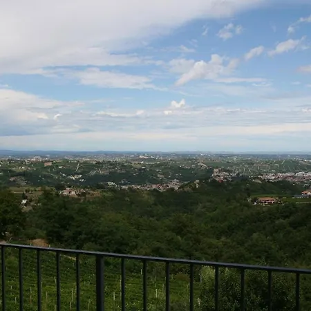 With A Spectacular View, 10 Km Away From Canelli * Loazzolo