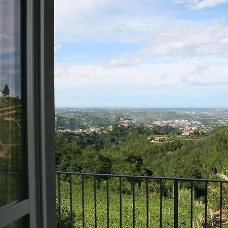 With A Spectacular View, 10 Km Away From Canelli *